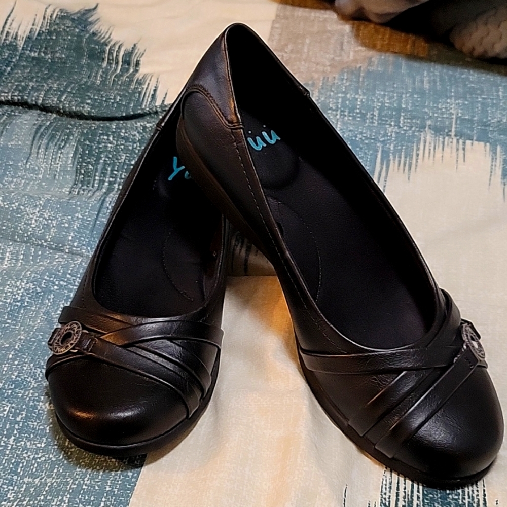 BLACK FLATS